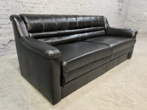 Кожаный диван ( кровать )